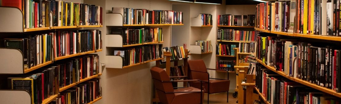 imagen del interior de la librería con sillas para la gente que quiera leer mientras que disfruta de la experiencia